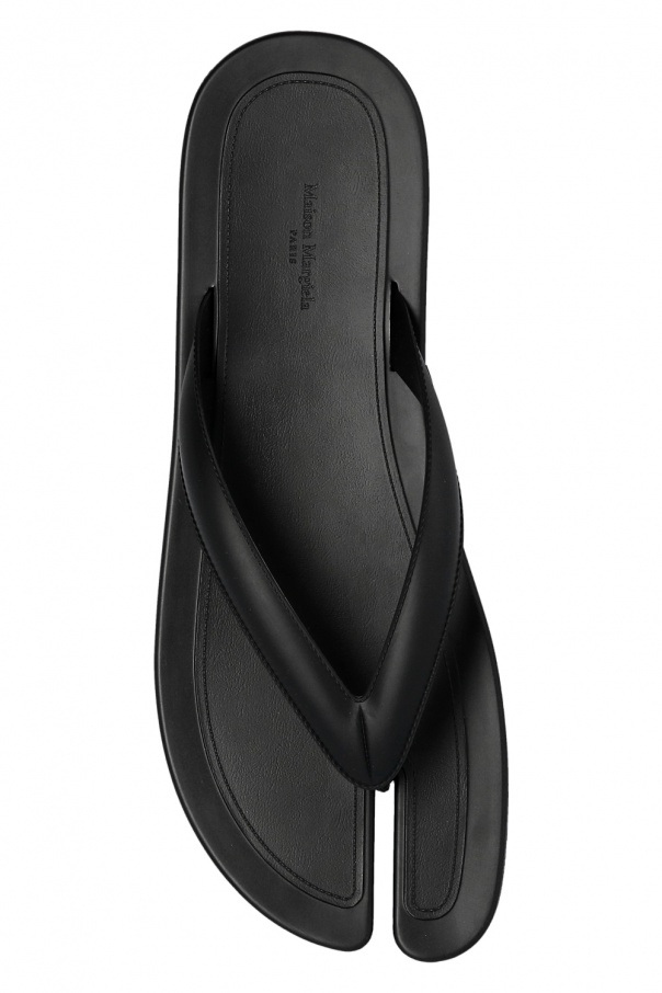 サンダル・ミュール MAISON MARGIELA  Tabi rubber slides Tabi rubber slides in black - Maison Margiela | Mytheresa